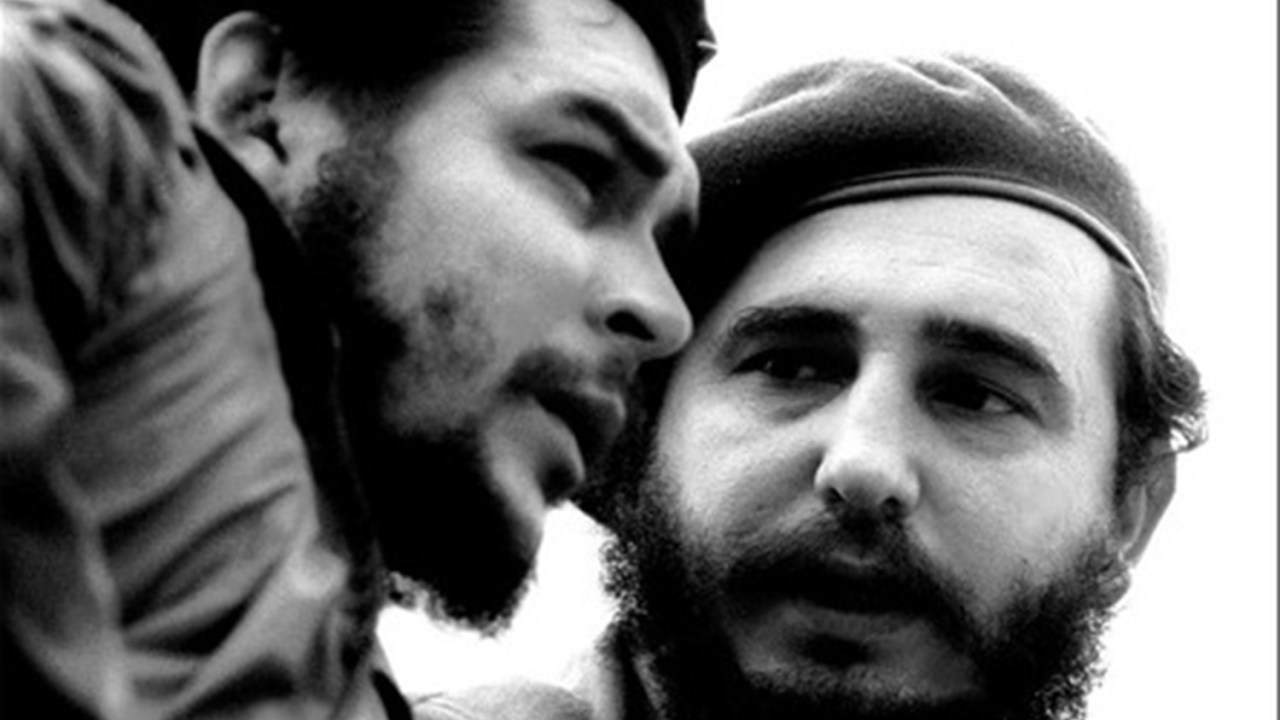 Fidel Castro e seu companheiro Ernesto Che Guevara, em foto tirada no ano de 1962