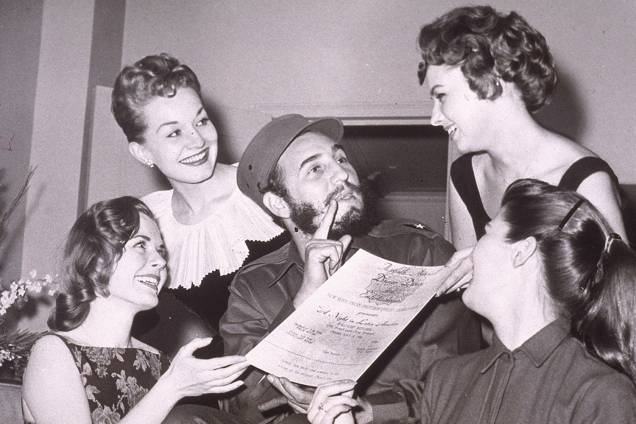 Fidel Castro recebe convite para o Baile dos Fotojornalistas de Nova York, durante visita aos Estados Unidos em 1959