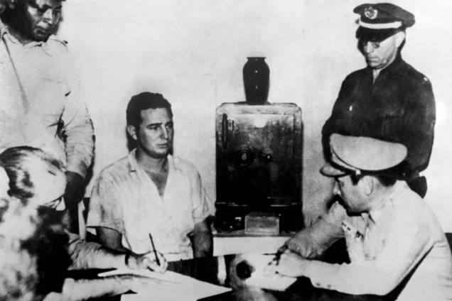 Imagem mostra Fidel Castro em depoimento para o Coronel Chabiano, após ataque ao Quartel Moncada, liderado por Castro, em 1953
