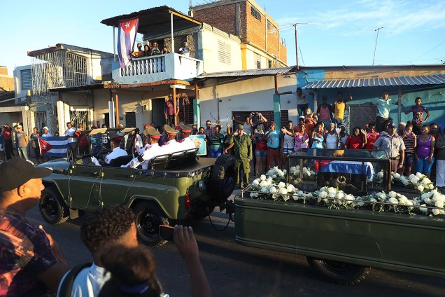 Pessoas vão às ruas para se despedir do ex-presidente de Cuba, Fidel Castro
