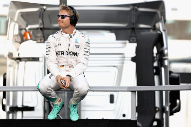 Nico Rosberg, piloto alemão da Mercedes, aguarda começo da corrida em Abu Dhabi, no circuito de Yas Marina, nos Emirados Árabes - 27/11/2016