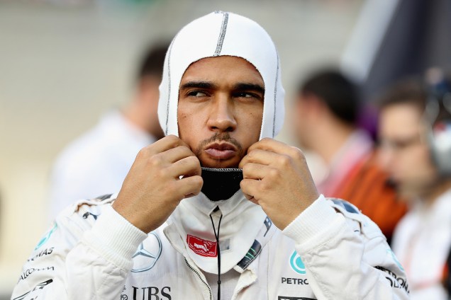 Inglês Lewis Hamilton, piloto da Mercedes, se prepara para Grand Prix de Formula 1, no circuito Yas Marina, de Abu Dhabi - 24/11/2016
