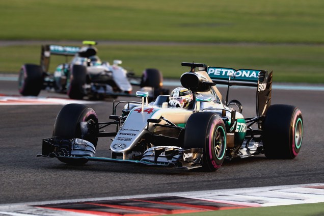 Lewis Hamilton compete pelo Grand Prix de Formula 1 em Abu Dhabi, Emirados Árabes - 27/11/2016
