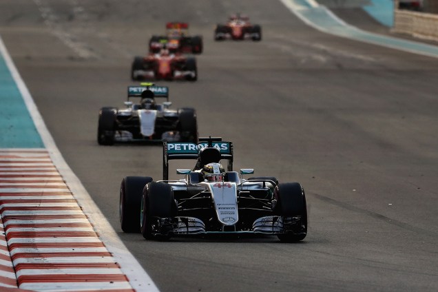 Lewis Hamilton, Nico Rosberg e outros pilotos competem pelo Grand Prix de Formula 1 em Abu Dhabi, Emirados Árabes - 27/11/2016