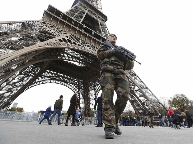 Militares franceses armam forte esquema de segurança na Torre Eiffel depois dos atentados da última sexta-feira (Foto Reuters/Yves Herman)