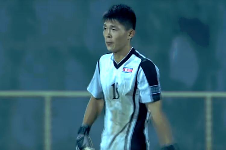 Reação de Jang Paek Ho, goleiro da equipe sub-16 da Coreia do Norte, ao levar frango bizarro