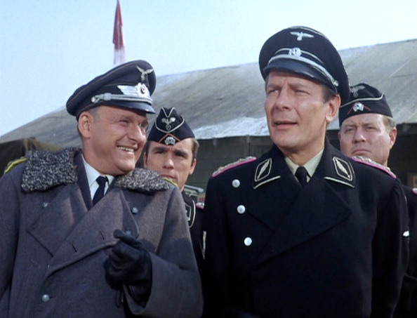 (E-D) Werner Klemperer e Frank Marth em um episódio de 'Guerra, Sombra e Água Fresca' (Foto: CBS/Arquivo)