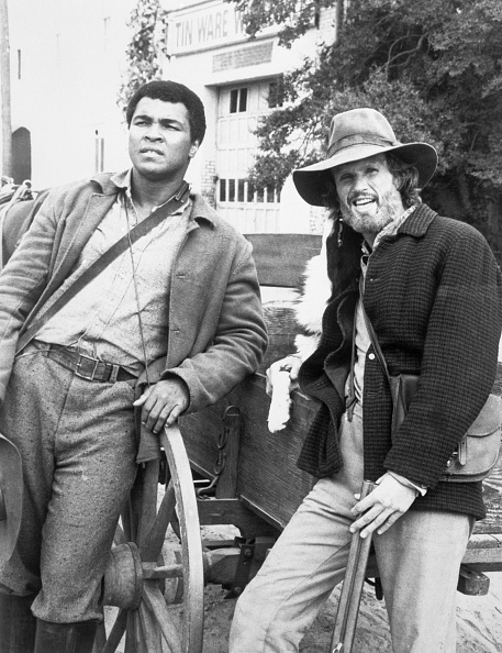 Ali e o ator Kris Kristofferson na minissérie 'Freedom Road' (Foto: NBC)