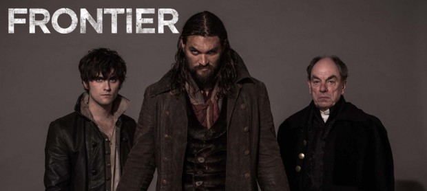 (E-D) Landon Liboiron, Jason Momoa e Alun Armstrong em 'Frontier' (Foto: Duncan de Young/CNW Group/Discovery)