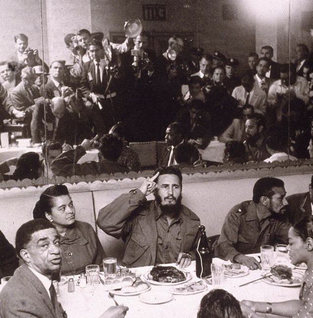 Líder cubano Fidel Castro é fotografado por jornalistas durante uma visita à cidade de Nova York, em 1959
