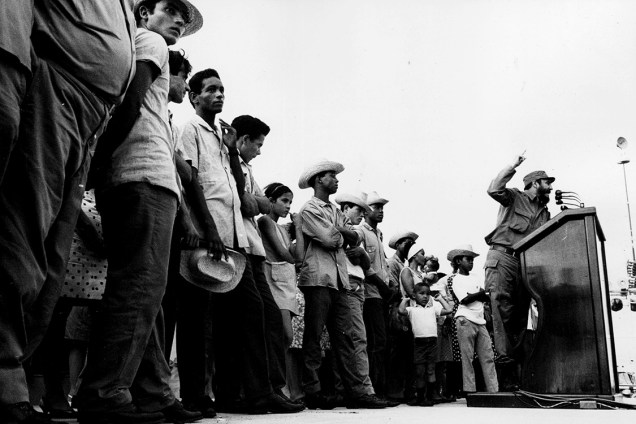 Então primeiro-ministro de Cuba é fotografado por cidadão cubano durante inflamado discurso em 1965