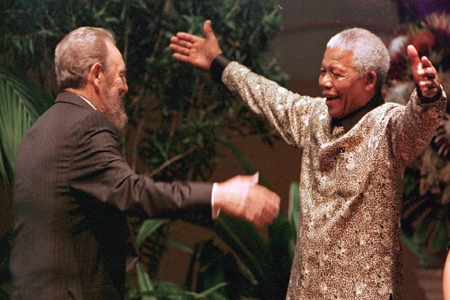 Nelson Mandela recebe Fidel Castro com um caloroso abraço durante décima segunda convenção dos Não-Alinhados, em Durban, na África do Sul, em 1998. A convenção reúne mais de 100 países que buscam um caminho independente das relações internacionais