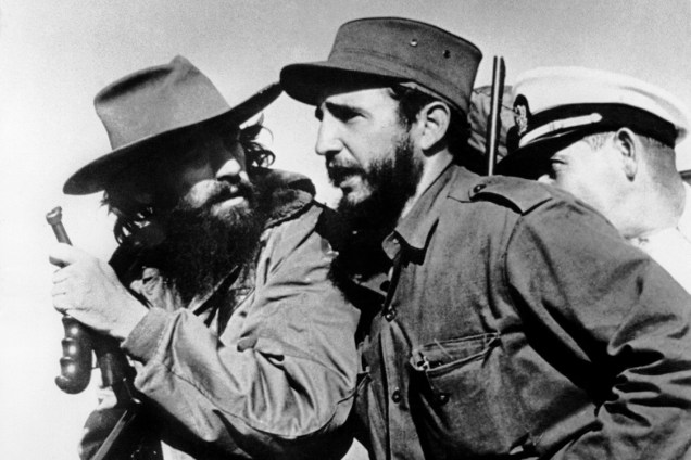 Foto de 1959 mostra Fidel Castro e Camilo Cienfuegos entrando em Cuba logo após a vitória contra as forças de Fulgencio Batista