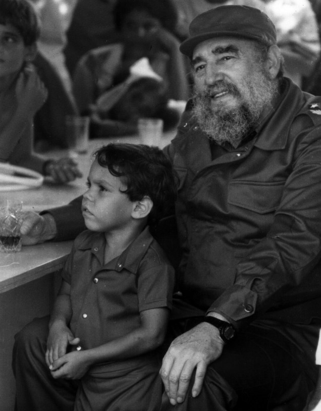 Fidel Castro comemora seu aniversário de 63 anos com sua família e um grupo de construtores civis, em Havana, no ano de 1989