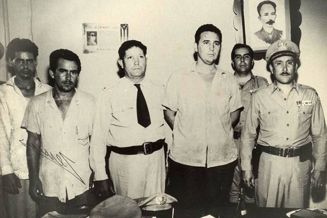 Fidel Castro (terceiro a dir.) ao lado de combatentes guerrilheiros, no ano de 1953