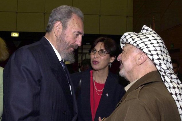 Presidente cubano Fidel Castro e líder palestino, Yasser Arafat, se encontram na Conferência Mundial contra o Racismo, em 2001, na África do Sul