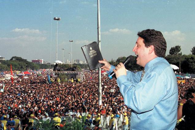 Garotinho, emtão governador carioca, celebrando um culto durante a Marcha para Jesus, realizada na Praça dos Heróis Expedicionários em 2001