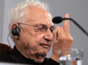 Frank Gehry levanta o dedo do meio para um repórter que havia perguntado se sua arquitetura não passa de espetáculo