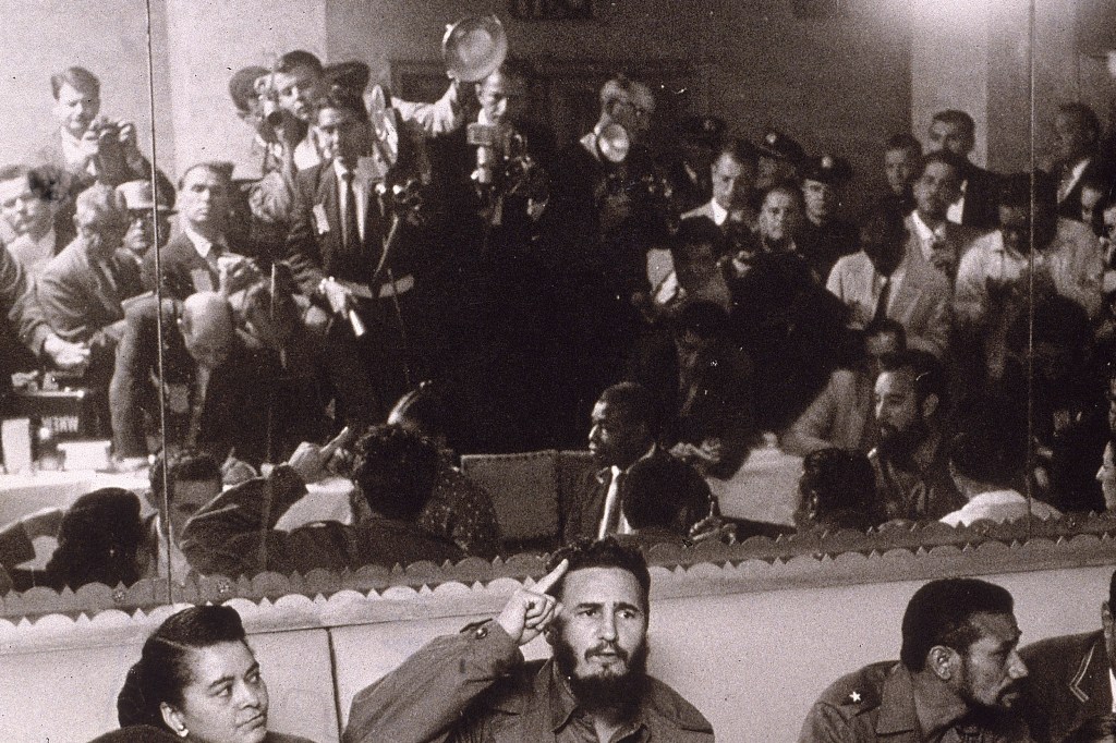 Jornalistas fotografam Fidel Castro em um restaurante no Harlem, Nova York