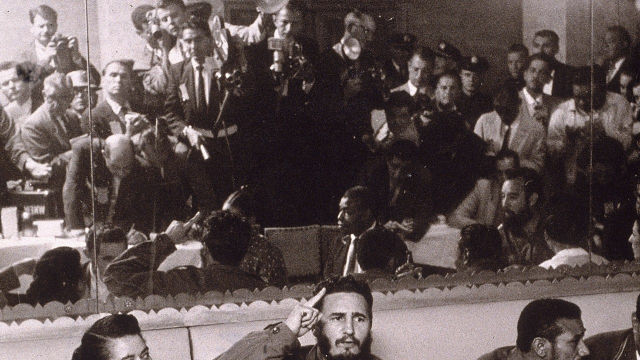 Jornalistas fotografam Fidel Castro em um restaurante no Harlem, Nova York
