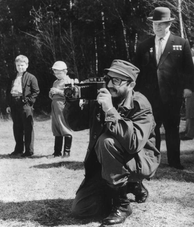 Fidel Castro fotografa um campo, enquanto o então premiê russo, Nikita Khrushchev, o observa, em 1963