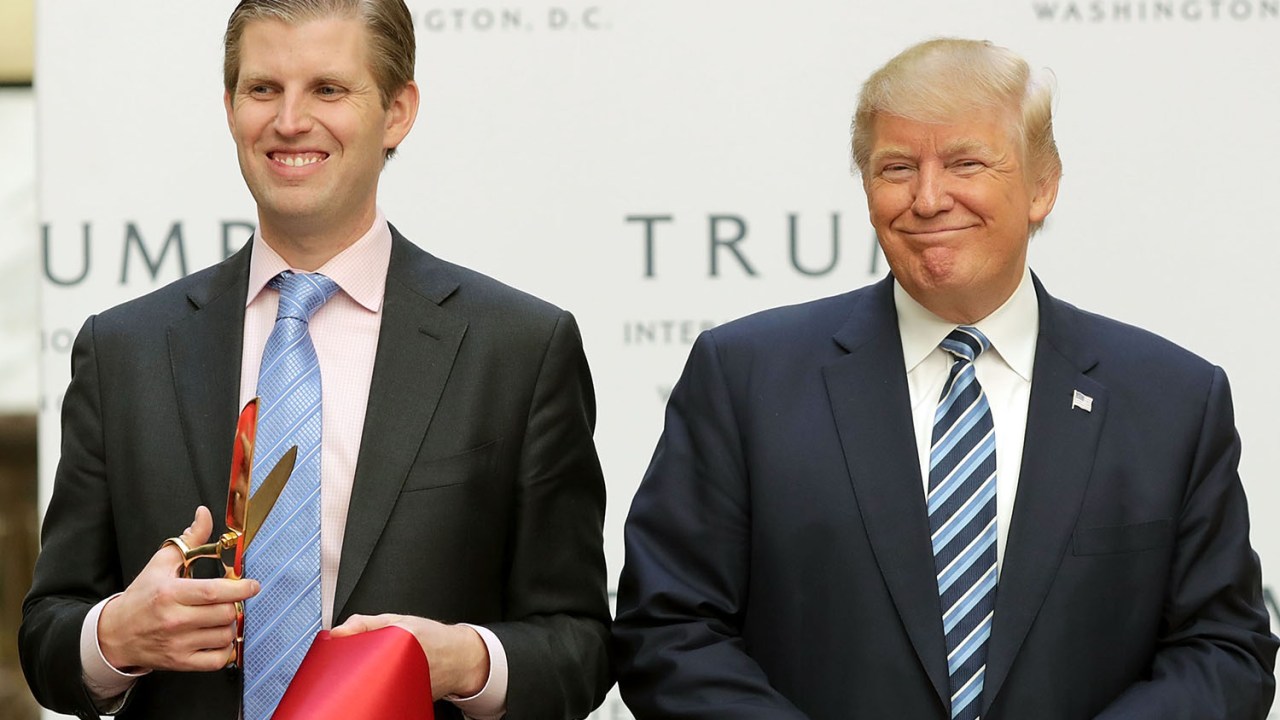 Eric Trump e seu pai, Donald Trump, inauguram a rede internacional de hotéis que leva o sobrenome da família
