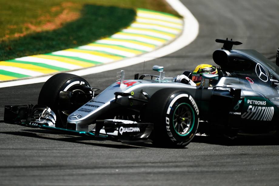 O piloto britânico Lewis Hamilton, da Mercedes, durante treino livre para o Grande Prêmio Brasil de Fórmula 1, no Autódromo de Interlagos, na zona sul de São Paulo - 11/11/2016