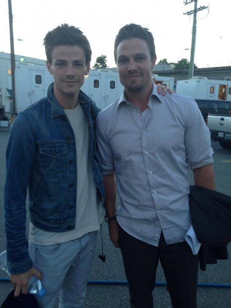 (E-D) Grant e Stephen nos bastidores de 'Arrow' (Foto: Stephen via Twitter)