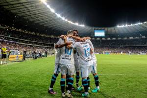 Jogadores do Grêmio comemoram gol marcado por Pedro Rocha sobre o Atlético MG, no primeiro jogo da final da Copa do Brasil, em Belo Horizonte