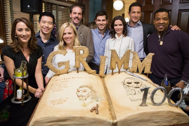 Elenco de 'Grimm' celebra a produção de seu centésimo episódio durante a quinta temporada da série. (Foto: NBC)