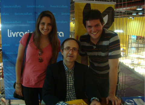 Este jornalista, netre Guilherme Macolossi e sua irmã no lançamento de "O País dos Petralhas II", em Porto Alegre