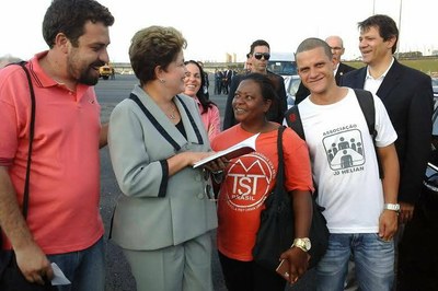 Guilherme Boulos (de vermelho), o coxinha radical, com Dilma e Haddad: só uma das faces do petismo