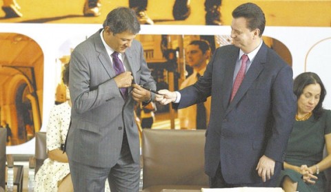 Haddad na posse: com a caneta que ele está tirando do bolso, assinou a ordem para cortar canetas dos pobres. Afinal, é um instrumento que tem de estar disponível para os que sabem usá-lo com correção