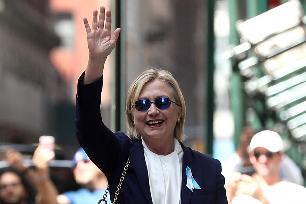 A suspeita é azul: Hillary com os óculos que usava no dia em que passou mal (Justin Sullivan/Getty Images)