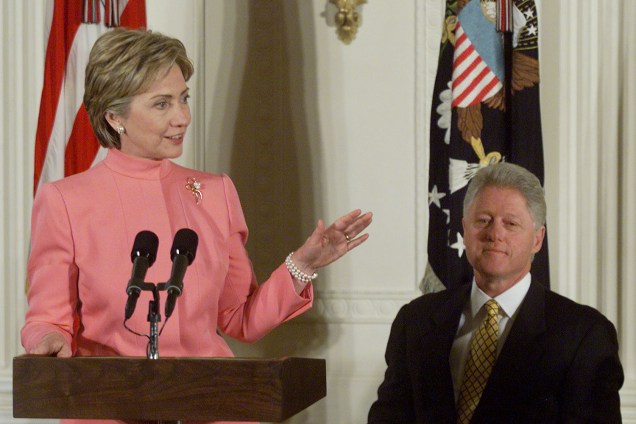 Bill Clinton e a primeira-dama Hillary Clinton em 2000