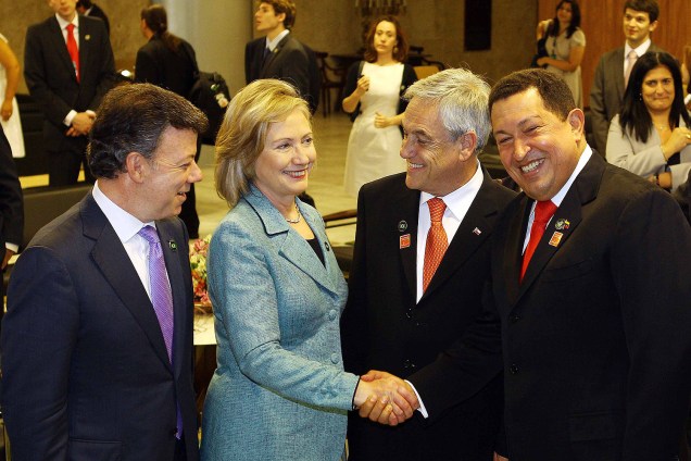 O presidente da Venezuela, Hugo Chávez cumprimenta a secretária de Estado americana, Hillary Clinton, ao lado de Sebastián Piñera, presidente do Chile, durante a cerimônia de posse da presidente Dilma Rousseff, no Palácio do Planalto - 01/01/2011