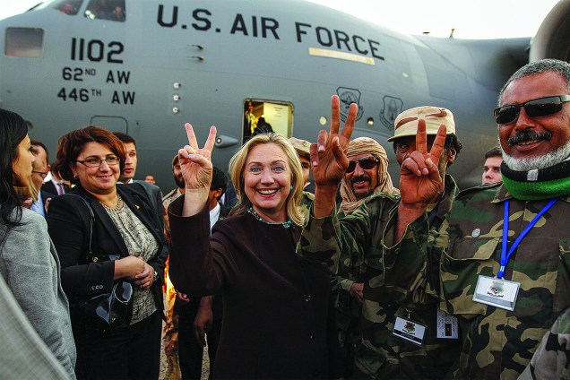 A secretária de Estado norte-americana Hillary Clinton (C) gesticula com os soldados líbios após sua partida de Trípoli, na Líbia - 18/10/2012