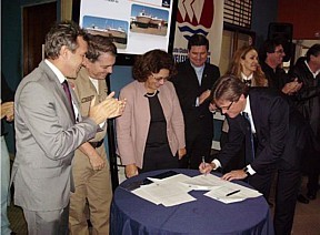 Em 2010, Ideli participou do ato de assinatura da compra das lanchas-patrulha (Arquivo: Revista Náutica)