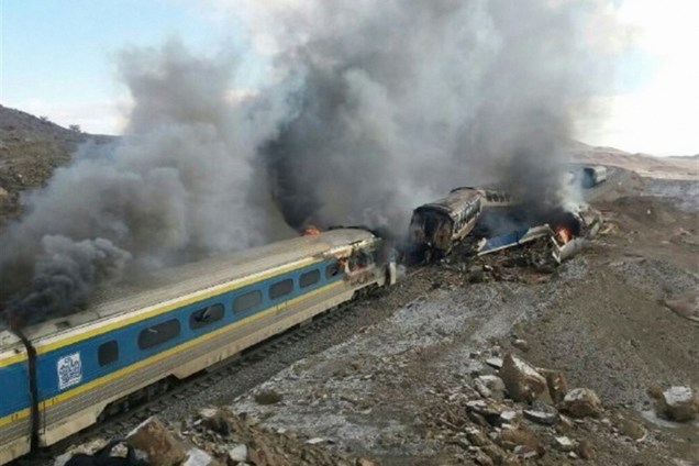 Foto divulgada pela agência de notícias Tasnim mostra trens danificados após um acidente na província de Semnan, a leste da capital iraniana, Teerã - 25/11/2016