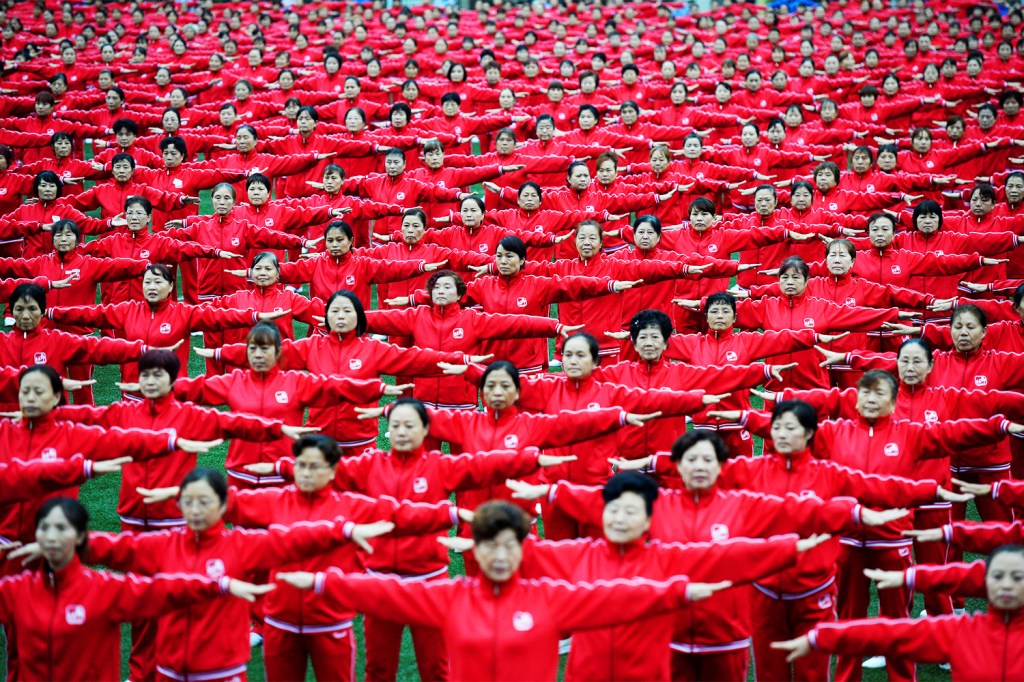 Chineses tentam quebrar recorde mundial de maior número de pessoas dançando em fila ao mesmo tempo, no município de Chongqing - 08/11/2016