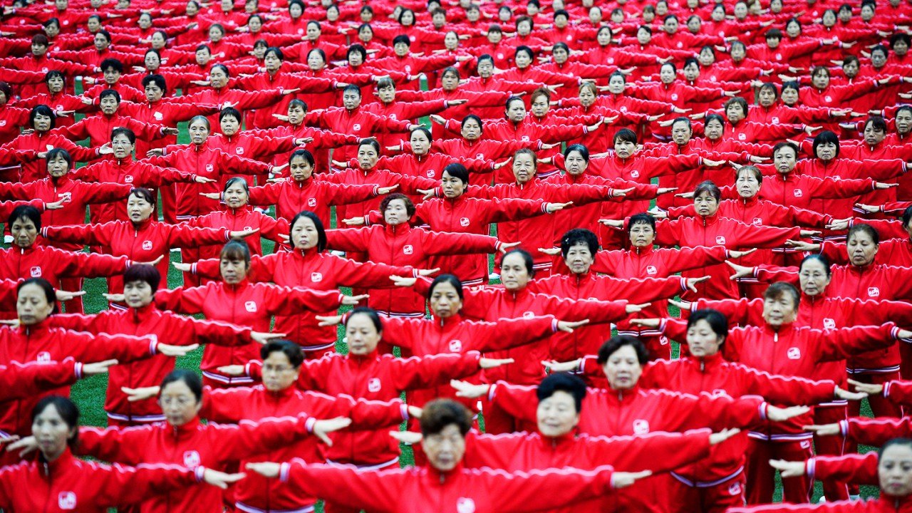 Chineses tentam quebrar recorde mundial de maior número de pessoas dançando em fila ao mesmo tempo, no município de Chongqing - 08/11/2016