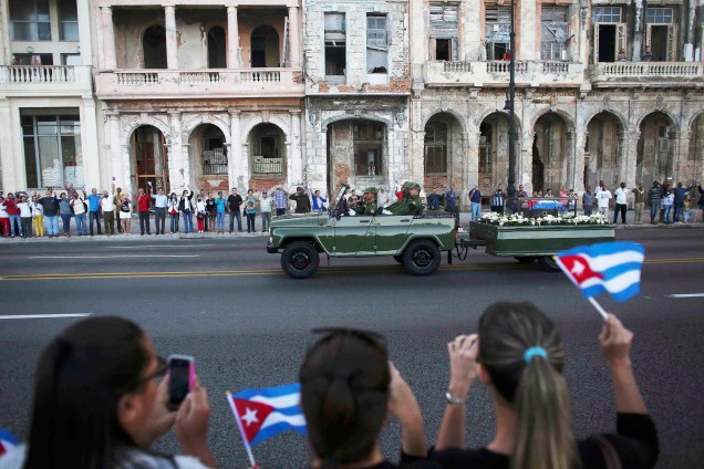 Veículo militar transporta as cinzas do falecido ditador cubano Fidel Castro no início de uma viagem de três dias para a cidade de Santiago, em Havana - 30/11/2016