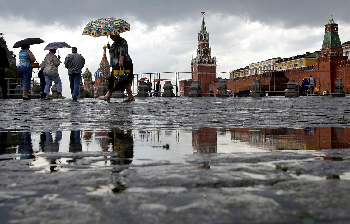 Pessoas caminham pela Praça Vermelha em um dia chuvoso em Moscou, na Rússia