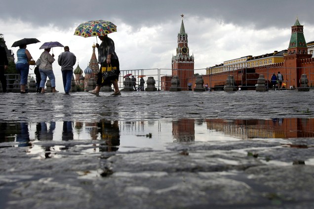 Pessoas caminham pela Praça Vermelha em um dia chuvoso em Moscou, na Rússia - 15/11/2016