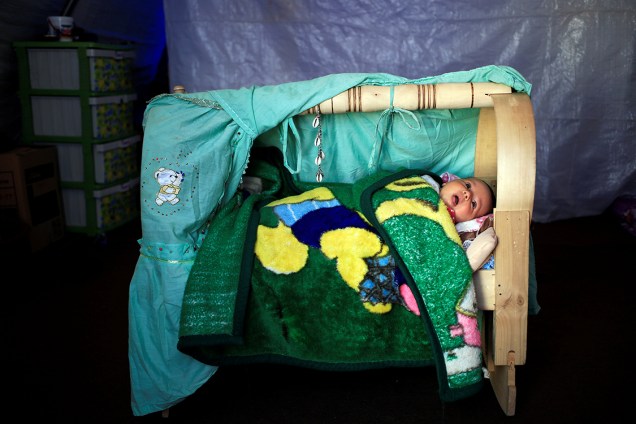Bebê de um mês de idade aguarda o retorno de seus pais em um berço improvisado, no acampamento para refugiados de Khazer, no Iraque - 15/11/2016