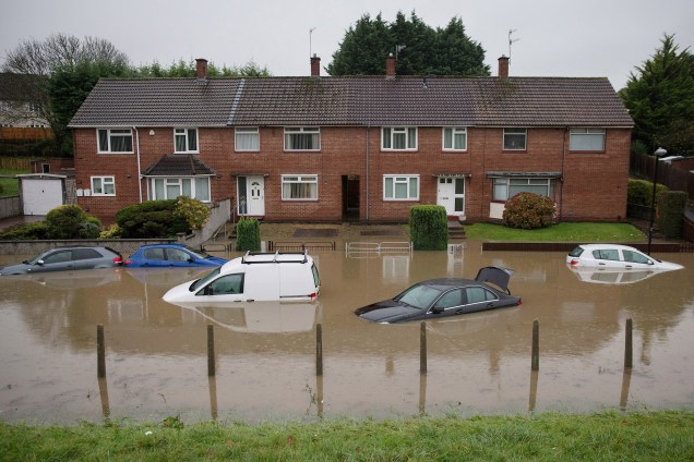 Carros ficam submersos após uma forte chuva em Bristol, na Inglaterra - 21/11/2016