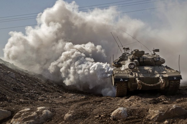 Tanque israelense faz manobra perto da fronteira com a Síria nas colinas de Golan região anexada a Israel - 28/11/2016