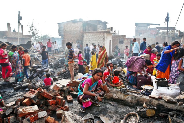 Incêndio deixa centenas de desabrigados em bairros antigos de Delhi, na Índia, após incêndio atingir a região - 08/11/2016
