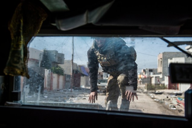 Soldado de elite salta para cima de seu veículo durante investida contra a cidade de Mosul, no Iraque, controlada pelo Estado Islâmico - 11/11/2016