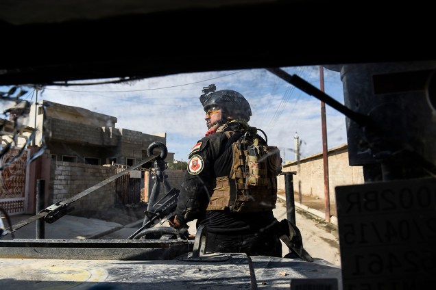 Soldado iraquiano patrulha vilarejo de Gogjiali, próximo a Mosul, região dominada pelo Estado Islâmico - 02/11/2016